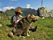 86 Accanto alla bandiera del Rif. Balicco (1995 m) con vista verso il Monte Cavallo